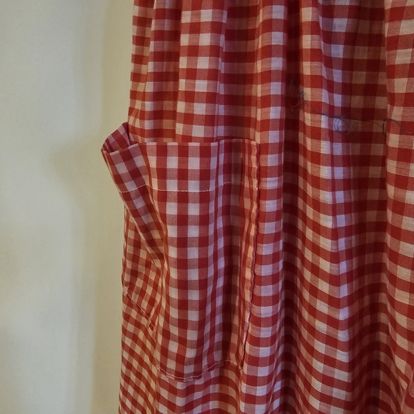 Gingham Ruffled Kitchen Apron in Red - Picture 4 of 7